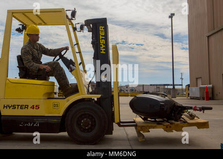 MOBILE, Ala-US Marine Corps Sgt. David Lewis, ein Kfz-Fahrer mit 3 Force Reconnaissance Unternehmen, 4. Marine Division, Marine Reserve, verwendet ein Gabelstapler palettierte Motoren am Alabama National Guard Fort Wittling Waffenkammer in Mobile, Ala an Sept. 11, 2017 auf der Bühne, in der Vorbereitung für den Such- und Rettungsarbeiten nach dem Hurrikan Irma. Special Purpose Marine Air Ground Task Force 14 ist bereit, alle Anfragen support Northern Command der FEMA Hilfe für Bund, Länder und Kommunen" an Hilfsmaßnahmen in den wirbelsturm ich zu polstern zu reagieren Stockfoto