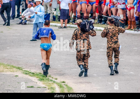 Ulaanbaatar, Mongolei - Juli 11, 2010: Wrestler geht mit Soldaten Ausrüstung tragen während der ersten Tage der Nadaam in der mongolischen Hauptstadt Ulaanbaatar Stockfoto