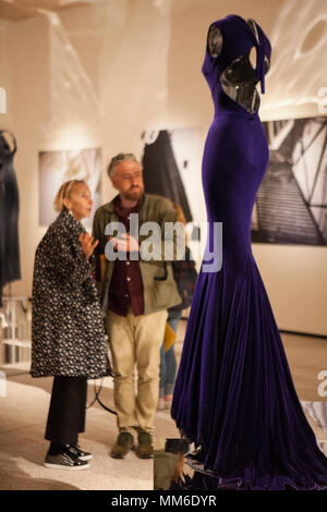 Kleider von tunesischen Designer Azzedine Alaia klicken Sie auf das Design Museum, Kensington, in einer Ausstellung namens "azzedine Alaia: Der Couturier'. Stockfoto