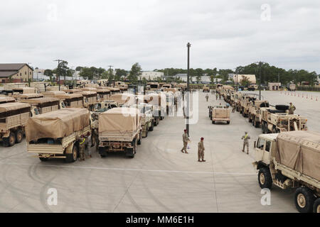 Mehr als 300 Soldaten nach 82Nd Airborne Division in Fort Bragg, N.C. zugeordnet, was die Erholung der Mission in Florida Sept. 11 nach dem Hurrikan Irma vorbereiten. Die Soldaten stehen bereit, Recovery Operationen zu unterstützen, wenn nötig. (US Army Foto von SPC. Erik Warren 5 Mobile Public Affairs Abteilung) Stockfoto