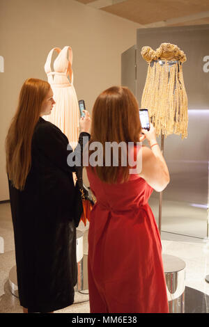 Kleider von tunesischen Designer Azzedine Alaia klicken Sie auf das Design Museum, Kensington, in einer Ausstellung namens "azzedine Alaia: Der Couturier'. Die Stockfoto