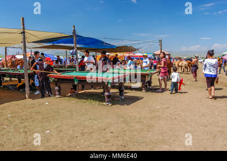 Khui Doloon Khudag, Mongolei - Juli 12, 2010: Zuschauer pool Spiel an nadaam Pferderennen auf Steppe außerhalb von Ulaanbaatar Stockfoto