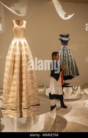 Kleider von tunesischen Designer Azzedine Alaia klicken Sie auf das Design Museum, Kensington, in einer Ausstellung namens "azzedine Alaia: Der Couturier'. Stockfoto