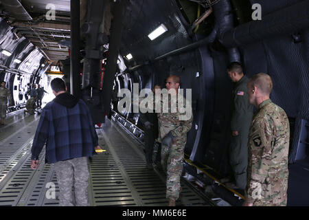 FORT Campbell, Ky. - Soldaten, die in den 101 Combat Aviation Brigade, Luftlandedivision (Air Assault) und Fliegern auf der 68th Airlift Squadron zugeordnet, 433Rd Airlift Wing ein HH-60 medevac Blackhawk Hubschrauber in eine C-5 M Super Galaxie, Sept. 11 zu laden. Der Helikopter ist einer von 35 Flugzeugen, die 101 Abn. Div. 01.12.2003 in Vorbereitung Hurrikan Irma Hilfsmaßnahmen zu unterstützen. Während die Division erhielt Aufträge zu einigen seiner Kräfte neu zu positionieren, es nicht bestellt wurde auf die Unterstützung der gesamten Armee zu lokalen, staatlichen und föderalen Hurrikan Antwort Bemühungen und der Beklagten zu unterstützen. Stockfoto