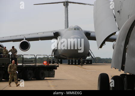 FORT Campbell, Ky. - Soldaten, die in den 101 Combat Aviation Brigade, Luftlandedivision (Air Assault) und Fliegern auf der 68th Airlift Squadron zugeordnet, 433Rd Airlift Wing, bereiten HH-60 medevac Blackhawk Hubschrauber in zwei C-5 M Super Galaxy Flugzeuge zu laden, Sept. 11. Die Luft Last Operation ist Teil des 101. Abn. Div. Die Vorbereitungen Hurrikan Irma Hilfsmaßnahmen zu unterstützen. Während die Division erhielt Aufträge zu einigen seiner Kräfte neu zu positionieren, es nicht bestellt wurde auf die Unterstützung der gesamten Armee zu lokalen, staatlichen und föderalen Hurrikan Antwort bemühen und die Verteidigung - Abteilung zu unterstützen. Stockfoto