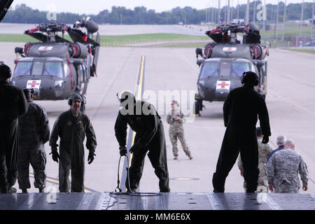 FORT Campbell, Ky. - 101 Combat Aviation Brigade, Luftlandedivision Soldaten (Air Assault) und 68th Airlift Squadron, 433Rd Airlift Wing Flieger, ein HH-60 medevac Blackhawk Hubschrauber in eine C-5 M Super Galaxie, Sept. 11 zu laden. Die Luft Last Operation ist Teil des 101. Abn. Div. Die Vorbereitungen Hurrikan Irma Hilfsmaßnahmen zu unterstützen. Während die Division erhielt Aufträge zu einigen seiner Kräfte neu zu positionieren, es nicht bestellt wurde auf die Unterstützung der gesamten Armee zu lokalen, staatlichen und föderalen Hurrikan Antwort Bemühungen und des Verteidigungsministeriums Verteidigung Unterstützung der Zivilgesellschaft Thema zu unterstützen. Stockfoto