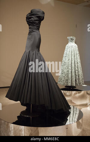 Kleider von tunesischen Designer Azzedine Alaia klicken Sie auf das Design Museum, Kensington, in einer Ausstellung namens "azzedine Alaia: Der Couturier'. Stockfoto