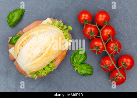 Sandwich Baguette mit geräuchertem Lachs Fisch von oben Schiefer Draufsicht Stockfoto