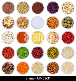 Sammlung von Gewürze und Kräuter Gemüse Nüsse Platz von oben Schüssel auf weißem Hintergrund Stockfoto