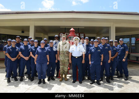 General Robert Brown, Commander, U.S. Army Pacific, steht mit der Adm. Vincent Atkins, Commander, Coast Guard 14. Bezirk, und Besatzungsmitgliedern aus in 14. Bezirk von der Küstenwache, Sept. 11, 2017. Allgemeine Braun kam zu Coast Guard Base Honolulu Vertreter persönlich danken, von der jede Einheit, die auf der Suche Bemühungen für die hubschrauberbesatzung Aus fehlt von Oahu im August unterstützt. (U.S. Coast Guard Foto von Petty Officer 3. Klasse Amanda Poudret/Freigegeben) Stockfoto