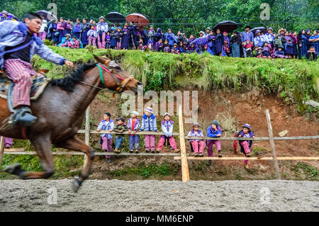 Todos Santos Cuchumatan, Guatemala - November 1, 2011: traditionell gekleideten Einheimischen einheimischen betrunken Rennen Pferde auf Allerheiligen Stockfoto