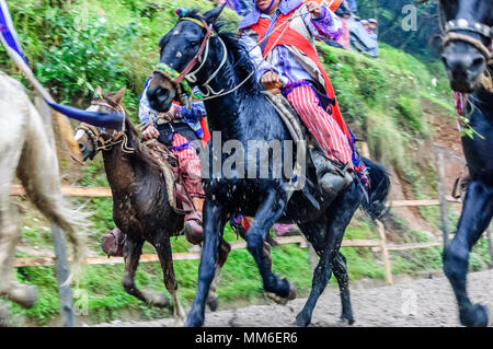 Todos Santos Cuchumatan, Guatemala - November 1, 2011: traditionell gekleideten Einheimischen einheimischen betrunken Rennen Pferde auf Allerheiligen Stockfoto