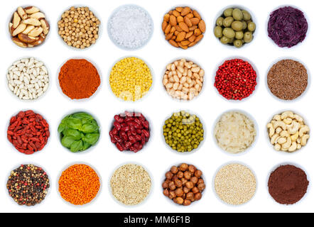 Sammlung von Gewürze und Kräuter Gemüse Nüsse Kohl von oben Schüssel auf weißem Hintergrund Stockfoto