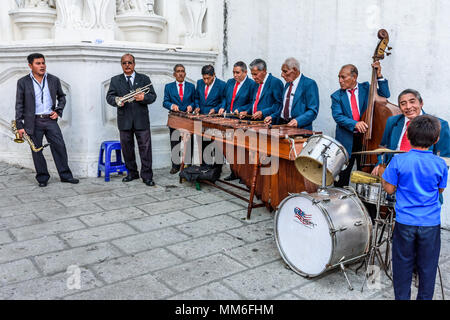 Cuidad Vieja, Guatemala - Dezember 7, 2017: Lokale Marimba Band spielt außerhalb der Kirche die Feier Unserer Lieben Frau von der Unbefleckten Empfängnis. Stockfoto