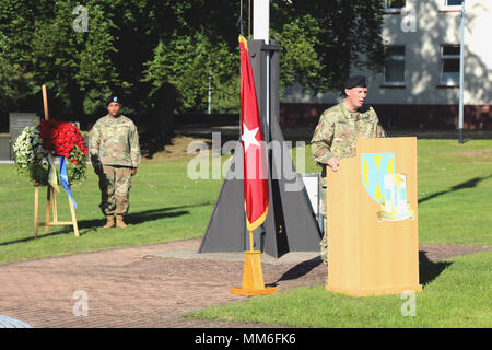 Brig. Gen. Fred Maiocco, Abgeordneter der 21 Theater Sustainment Befehl des kommandierenden General und der Kommandierende General des siebten Forschungsrahmenprogramms der Armee finden Mission unterstützt den Befehl, spricht während einer Zeremonie zu Ehren der Opfer des 11. September 2001 Angriffe auf New York und Washington D.C. Sept. 11, 2016 Panzer Kaserne in Kaiserslautern, Deutschland. Stockfoto