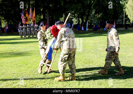 Brig. Gen. Fred Maiocco, Abgeordneter der 21 Theater Sustainment Befehl des kommandierenden General und der Kommandierende General des siebten Forschungsrahmenprogramms der Armee finden Mission Support Command, Mitte, und Command Sgt. Maj. Raymond Braun, der ältere Soldaten Leader der 7. Mission Support Command, Links, eine feierliche Kranzniederlegung bewegen als 21 TSC Soldat während einer Zeremonie zu Ehren der Opfer des 11. September folgt, 2001 Angriffe auf New York und Washington D.C. Sept. 11, 2016 Panzer Kaserne in Kaiserslautern, Deutschland. Stockfoto