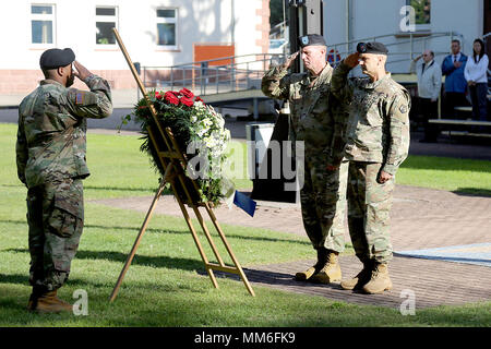 Brig. Gen. Fred Maiocco, Abgeordneter der 21 Theater Sustainment Befehl des kommandierenden General und der Kommandierende General des siebten Forschungsrahmenprogramms der Armee finden Mission Support Command, Mitte, und Command Sgt. Maj. Raymond Braun, der ältere Soldaten Leader der 7. Mission Support Command, rechts, Salute während einer Zeremonie zu Ehren der Opfer des 11. September 2001 Angriffe auf New York und Washington D.C. Sept. 11, 2016 Panzer Kaserne in Kaiserslautern, Deutschland. Stockfoto