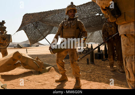 Us-Marines mit dem 15 Marine Expeditionary Unit Fire M777 Haubitze Kanonen während der Übung Alligator Dolch 2017 in Arta Region von Dschibuti, Afrika, am 11. September 2017. Alligator Dolch ist eine zweiwöchige Übung, bereitet die eingehenden Naval Amphibious Kräfte und der Task Force der Th 51/5 Marine Expeditionary Unit amphibischen Bereitschaft Gruppe/Marine Expeditionary Unit Teams zu integrieren und warfighting Funktionen für Missionen im Bereich US Central Command von Operationen zu synchronisieren. Durch die Zusammenarbeit mit US Africa Command, Combined Joint Task Force - Horn von Afrika und den Djibou Stockfoto