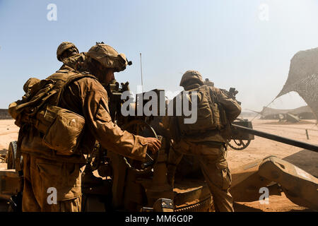 Us-Marines mit dem 15 Marine Expeditionary Unit Fire M777 Haubitze Kanonen während der Übung Alligator Dolch 2017 in Arta Region von Dschibuti, Afrika, am 11. September 2017. Alligator Dolch ist eine zweiwöchige Übung, bereitet die eingehenden Naval Amphibious Kräfte und der Task Force der Th 51/5 Marine Expeditionary Unit amphibischen Bereitschaft Gruppe/Marine Expeditionary Unit Teams zu integrieren und warfighting Funktionen für Missionen im Bereich US Central Command von Operationen zu synchronisieren. Durch die Zusammenarbeit mit US Africa Command, Combined Joint Task Force - Horn von Afrika und den Djibou Stockfoto