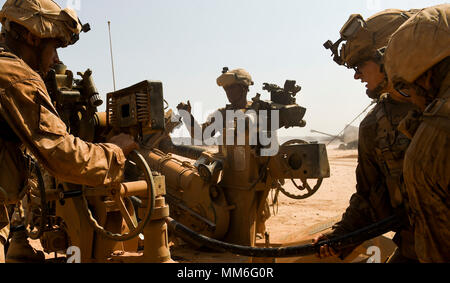 Us-Marines mit dem 15 Marine Expeditionary Unit Fire M777 Haubitze Kanonen während der Übung Alligator Dolch 2017 in Arta Region von Dschibuti, Afrika, am 11. September 2017. Alligator Dolch ist eine zweiwöchige Übung, bereitet die eingehenden Naval Amphibious Kräfte und der Task Force der Th 51/5 Marine Expeditionary Unit amphibischen Bereitschaft Gruppe/Marine Expeditionary Unit Teams zu integrieren und warfighting Funktionen für Missionen im Bereich US Central Command von Operationen zu synchronisieren. Durch die Zusammenarbeit mit US Africa Command, Combined Joint Task Force - Horn von Afrika und den Djibou Stockfoto