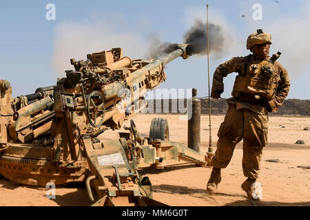 Us-Marines mit dem 15 Marine Expeditionary Unit Fire M777 Haubitze Kanonen während der Übung Alligator Dolch 2017 in Arta Region von Dschibuti, Afrika, am 11. September 2017. Alligator Dolch ist eine zweiwöchige Übung, bereitet die eingehenden Naval Amphibious Kräfte und der Task Force der Th 51/5 Marine Expeditionary Unit amphibischen Bereitschaft Gruppe/Marine Expeditionary Unit Teams zu integrieren und warfighting Funktionen für Missionen im Bereich US Central Command von Operationen zu synchronisieren. Durch die Zusammenarbeit mit US Africa Command, Combined Joint Task Force - Horn von Afrika und den Djibou Stockfoto