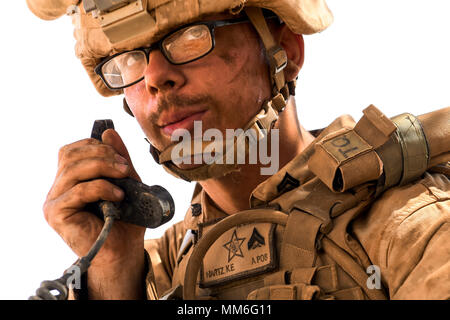 Us-Marines mit dem 15 Marine Expeditionary Unit Fire M777 Haubitze Kanonen während der Übung Alligator Dolch 2017 in Arta Region von Dschibuti, Afrika, am 11. September 2017. Alligator Dolch ist eine zweiwöchige Übung, bereitet die eingehenden Naval Amphibious Kräfte und der Task Force der Th 51/5 Marine Expeditionary Unit amphibischen Bereitschaft Gruppe/Marine Expeditionary Unit Teams zu integrieren und warfighting Funktionen für Missionen im Bereich US Central Command von Operationen zu synchronisieren. Durch die Zusammenarbeit mit US Africa Command, Combined Joint Task Force - Horn von Afrika und den Djibou Stockfoto