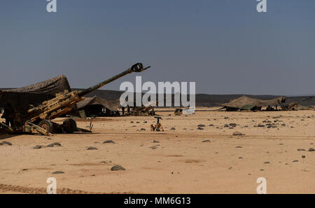 Us-Marines mit dem 15 Marine Expeditionary Unit Fire M777 Haubitze Kanonen während der Übung Alligator Dolch 2017 in Arta Region von Dschibuti, Afrika, am 11. September 2017. Alligator Dolch ist eine zweiwöchige Übung, bereitet die eingehenden Naval Amphibious Kräfte und der Task Force der Th 51/5 Marine Expeditionary Unit amphibischen Bereitschaft Gruppe/Marine Expeditionary Unit Teams zu integrieren und warfighting Funktionen für Missionen im Bereich US Central Command von Operationen zu synchronisieren. Durch die Zusammenarbeit mit US Africa Command, Combined Joint Task Force - Horn von Afrika und den Djibou Stockfoto