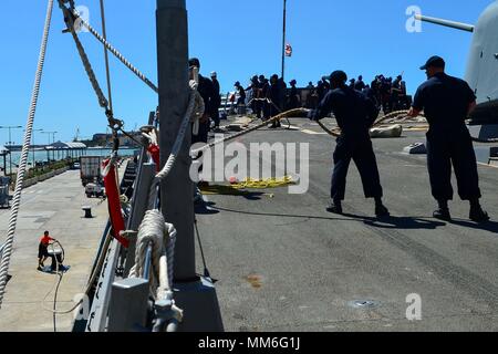 170911-N-QR 145-014 PALMA DE MALLORCA, SPANIEN (Sept. 11, 2017) Matrosen an Bord der Arleigh-Burke-Klasse geführte Anti-raketen-Zerstörer USS Porter (DDG78) Linie Hebe, wie das Schiff fährt in Palma de Mallorca, Spanien, nach einem geplanten Hafen besuchen, Sept. 11, 2017. Porter, Vorwärts - Rota, Spanien eingesetzt, ist auf seiner vierten Patrouille in den USA 6 Flotte Bereich der Maßnahmen zur Unterstützung der regionalen Verbündeten und Partner, und die nationale Sicherheit der USA Interessen in Europa. (U.S. Marine Foto von Mass Communication Specialist 3. Klasse Krystina Coffey/Freigegeben) Stockfoto