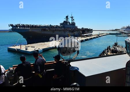 170911-N-QR 145-023 PALMA DE MALLORCA, SPANIEN (Sept. 11, 2017) Der Arleigh-burke-Klasse geführte Anti-raketen-Zerstörer USS Porter (DDG78) übergibt die Wasp-Klasse amphibisches Schiff USS Bataan (LL 5) beim Abflug Palma De Mallorca, Spanien, nach einem geplanten Hafen besuchen, Sept. 11, 2017. Porter, Vorwärts - Rota, Spanien eingesetzt, ist auf seiner vierten Patrouille in den USA 6 Flotte Bereich der Maßnahmen zur Unterstützung der regionalen Verbündeten und Partner, und die nationale Sicherheit der USA Interessen in Europa. (U.S. Marine Foto von Mass Communication Specialist 3. Klasse Krystina Coffey/Freigegeben) Stockfoto