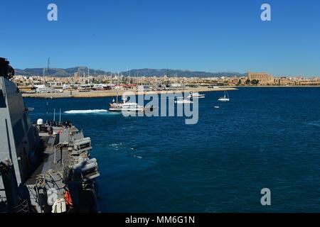 170911-N-QR 145-038 PALMA DE MALLORCA, SPANIEN (Sept. 11, 2017) Der Arleigh-burke-Klasse geführte Anti-raketen-Zerstörer USS Porter (DDG78) fährt in Palma de Mallorca, Spanien, nach einem geplanten Hafen besuchen, Sept. 11, 2017. Porter, Vorwärts - Rota, Spanien eingesetzt, ist auf seiner vierten Patrouille in den USA 6 Flotte Bereich der Maßnahmen zur Unterstützung der regionalen Verbündeten und Partner, und die nationale Sicherheit der USA Interessen in Europa. (U.S. Marine Foto von Mass Communication Specialist 3. Klasse Krystina Coffey/Freigegeben) Stockfoto