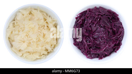 Sauerkraut Krautsalat und Rotkohl in Scheiben von oben Schüssel auf weißem Hintergrund Stockfoto