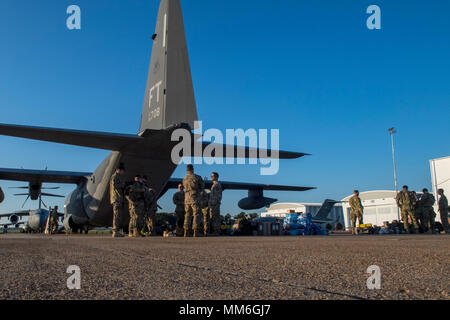 Die Mitglieder des 563 d Rettung Gruppe warten an Bord eines HC-130J Bekämpfung König II., Sept. 11, 2017, Wiley Jackson-Medgar Evers Air National Guard Base, Fräulein von Flugzeugen und Personal aus dem 563 d Rettung Gruppe von Homestead ARB mobilisiert, Rettungsarbeiten zu unterstützen nach dem Hurrikan Irma Landfall gemacht. Die 563 d RQG unterstützt die FEMA Disaster Response Bemühungen. (U.S. Air Force Foto von Tech. Sgt. Zachary Wolf) Stockfoto