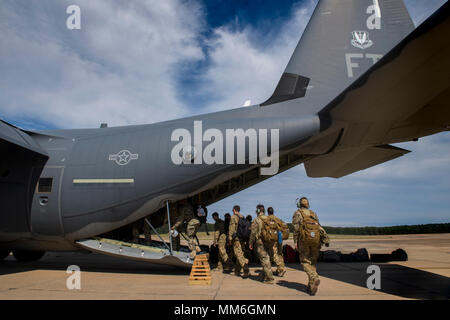 Die Mitglieder des 563 d Rettung Gruppe Vorstand einen HC-130J Bekämpfung König II., Sept. 11, 2017, Wiley Jackson-Medgar Evers Air National Guard Base, Fräulein von Flugzeugen und Personal aus dem 563 d Rettung Gruppe von Homestead ARB mobilisiert, Rettungsarbeiten zu unterstützen nach dem Hurrikan Irma Landfall gemacht. Die 563 d RQG unterstützt die FEMA Disaster Response Bemühungen. (U.S. Air Force Foto von Tech. Sgt. Zachary Wolf) Stockfoto