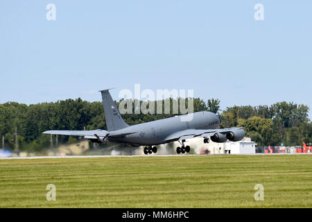 Als Reaktion auf die monumentale Überschwemmungen in den Hurrikan Irma, einer KC-135 Stratotanker Flugzeug mit sechs Mitglieder der 127 Air Refuelling Squadron hier, Bereitstellung von Nebraska am 11. September. Die 2-tägigen Mission, es sei denn, re-beauftragt, werden 45 Mitarbeiter aus den Nebraska Armee Nation Guard nach Jacksonville zu Transport mit humanitären Bemühungen zu helfen, und reinigen Sie sie. Stockfoto