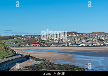 BANFF ABERDEENSHIRE SCHOTTLAND AUS GESEHEN ÜBER DEN SAND, WO DER FLUSS DEVERON DAS MEER TEIL ACHT BETRITT Stockfoto