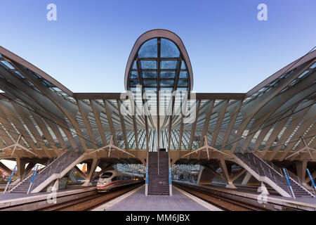 Liege, Belgien - 9. Mai 2017: Liege Guillemins Zug Bahnhof in der Dämmerung von Santiago Calatrava in Belgien. Stockfoto