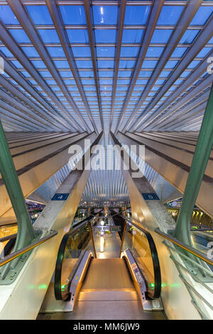 Liege, Belgien - 9. Mai 2017: Liege Guillemins Zug Bahnhof in der Dämmerung von Santiago Calatrava in Belgien. Stockfoto