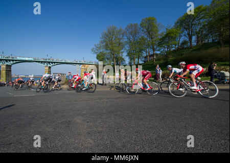 Mitfahrer auf Stufe 3 der Tour de Yorkshire Radrennen 2018 wie Sie durch Scarborough in North Yorkshire Stockfoto