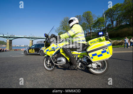 Eine der Polizei Motorradfahrer stoppt Verkehr auf Stufe 3 der Tour de Yorkshire Radrennen 2018 durchläuft Scarborough in North Yorkshire Stockfoto
