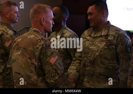 Command Sgt. Maj. Todd Sims, Senior Advisor angeworben, Luftlandedivision, gibt ein Luftlandedivision Münze zu Staff Sgt. Tommy Nena, Munition Section Chief, zu einer Firma zugeordnet, 426Th Brigade Support Bataillons, 1st Brigade Combat Team, 101 am Fort Campbell, 12 Sept. Nena war ein Teil einer Mannschaft, der vor kurzem die Geschichte, für die Division, indem er die Munition und Holding Point Team des Jahres Wettbewerb im letzten Monat. Die United States Army Ordnance Corps, die den Wettbewerb Teamarbeit und Soldaten "kritische Denkfähigkeit zu prüfen, während Sie technische Lösung anwenden Stockfoto