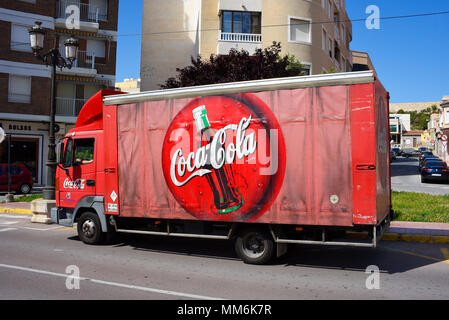 Coca Cola Lieferwagen LKW in Guardamar, Spanien. Altes Vorhangfahrzeug mit verblassten Seiten. Vintage Cola Flasche Markenlogo. Klassische Glasflasche Stockfoto