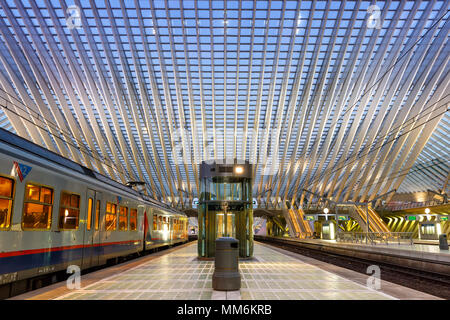 Liege, Belgien - 9. Mai 2017: Liege Guillemins Zug Bahnhof in der Dämmerung von Santiago Calatrava in Belgien. Stockfoto