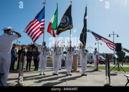 170911-N-OY 339-047 SIGONELLA, Sizilien (Sept. 11, 2017) Kapitän Brent Trickel, kommandierender Offizier der Naval Air Station (NAS) Sigonella, begrüßt die Flagge während der Nationalhymne während einer 9/11 Gedenkveranstaltung mit NAS Sigonella. NAS Sigonella ist ein operationelles an Land, die USA ermöglicht, Verbündeten und Partner nationaler Kräfte zu sein, wo sie gebraucht werden und Sie sind notwendig, um Sicherheit und Stabilität in Europa, Afrika und Südwestasien. (U.S. Marine Foto von Mass Communication Specialist 2. Klasse Christopher Gordon/Freigegeben) Stockfoto