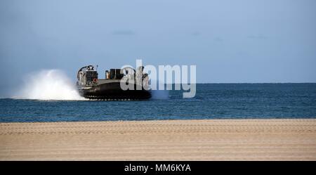 170909-N-VV 353-010 NAVAL STATION Rota, Spanien (bis 30. 9, 2017) - eine Landing Craft, Luftkissen entfaltet sich von der San Antonio-Klasse amphibious Transport dock Schiff USS Mesa Verde (LPD 19) Ansätze Naval Station Rota, Spanien, ein abwaschbares Ausrüstung Sept. 9, 2017 durchzuführen. Naval Station Rota ermöglicht und unterstützt den Betrieb von US-amerikanischen und alliierten Streitkräfte und bietet qualitativ hochwertige Dienstleistungen zur Unterstützung der Flotte, Kämpfer und Familie für Commander, Befehl Navy Navy Installationen in der Region Europa, Afrika und Südwestasien. (U.S. Marine Foto von Mass Communication Specialist 3. Klasse M. Jang/Freigegeben) Stockfoto