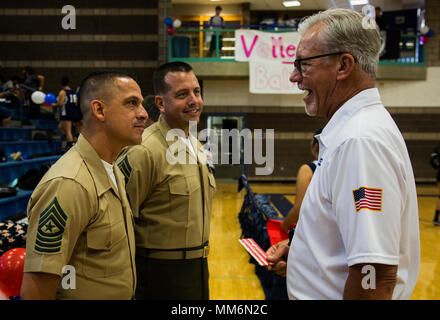 Yuma High School Studenten und Lehrer erkennen US-Marines, in der Marine Corps Air Station Yuma, Ariz., die während der militärischen Anerkennung Nacht Volleyball Spiel in Yuma High School, Yuma, Ariz., Sept. 11, 2017 stationiert. Der Yuma High School Mädchen Volleyball Team gehostet bei denen zu bedanken, die haben, und dienen dem Land. (U.S. Marine Corps Foto von Cpl. Christian Cachola) Stockfoto