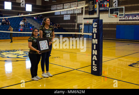 Yuma High School Studenten und Lehrer erkennen US-Marines, in der Marine Corps Air Station Yuma, Ariz., die während der militärischen Anerkennung Nacht Volleyball Spiel in Yuma High School, Yuma, Ariz., Sept. 11, 2017 stationiert. Der Yuma High School Mädchen Volleyball Team gehostet bei denen zu bedanken, die haben, und dienen dem Land. (U.S. Marine Corps Foto von Lance Cpl. Jona Weiß) Stockfoto