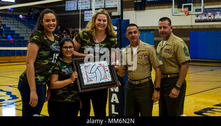 Yuma High School Studenten und Lehrer erkennen US-Marines, in der Marine Corps Air Station Yuma, Ariz., die während der militärischen Anerkennung Nacht Volleyball Spiel in Yuma High School, Yuma, Ariz., Sept. 11, 2017 stationiert. Der Yuma High School Mädchen Volleyball Team gehostet bei denen zu bedanken, die haben, und dienen dem Land. (U.S. Marine Corps Foto von Lance Cpl. Jona Weiß) Stockfoto