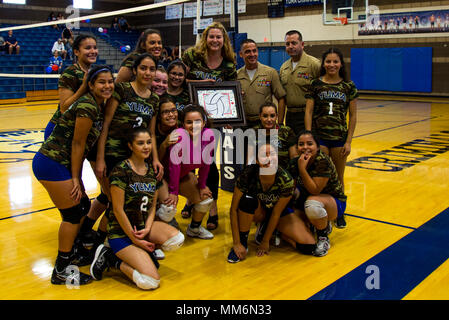 Yuma High School Studenten und Lehrer erkennen US-Marines, in der Marine Corps Air Station Yuma, Ariz., die während der militärischen Anerkennung Nacht Volleyball Spiel in Yuma High School, Yuma, Ariz., Sept. 11, 2017 stationiert. Der Yuma High School Mädchen Volleyball Team gehostet bei denen zu bedanken, die haben, und dienen dem Land. (U.S. Marine Corps Foto von Lance Cpl. Jona Weiß) Stockfoto