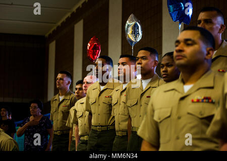 Yuma High School Studenten und Lehrer erkennen US-Marines, in der Marine Corps Air Station Yuma, Ariz., die während der militärischen Anerkennung Nacht Volleyball Spiel in Yuma High School, Yuma, Ariz., Sept. 11, 2017 stationiert. Der Yuma High School Mädchen Volleyball Team gehostet bei denen zu bedanken, die haben, und dienen dem Land. (U.S. Marine Corps Foto von Lance Cpl. Jona Weiß) Stockfoto