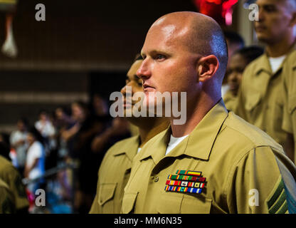 Yuma High School Studenten und Lehrer erkennen US-Marines, in der Marine Corps Air Station Yuma, Ariz., die während der militärischen Anerkennung Nacht Volleyball Spiel in Yuma High School, Yuma, Ariz., Sept. 11, 2017 stationiert. Der Yuma High School Mädchen Volleyball Team gehostet bei denen zu bedanken, die haben, und dienen dem Land. (U.S. Marine Corps Foto von Lance Cpl. Jona Weiß) Stockfoto